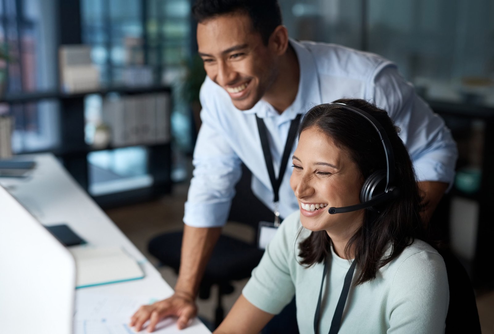 customer-support-agents-working-call-centre-computer